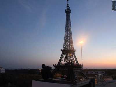 Il tutto termina tre ore dopo: tra lo stupore dei passanti e degli operai Andria si sveglia all'ombra di una Torre Eiffel in scala 1 a 75